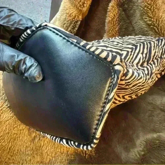 VERA BRADLEY Black & Tan quilted Shoulder Tote Bag Large/Floral Lining - Picture 7 of 12